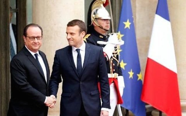 Hollande welcomes Macron to Elysee Palace