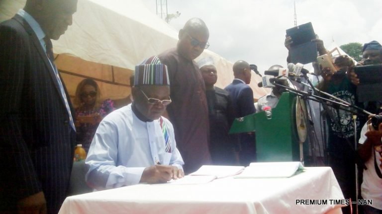 Gov Ortom of Benue State signing new bills into law in Makurdi on Monday (22/5/17)