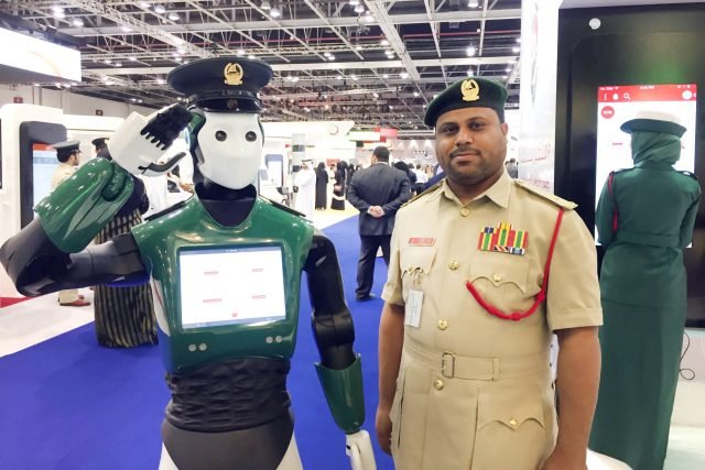 Robot begin duty as policemen in Dubai