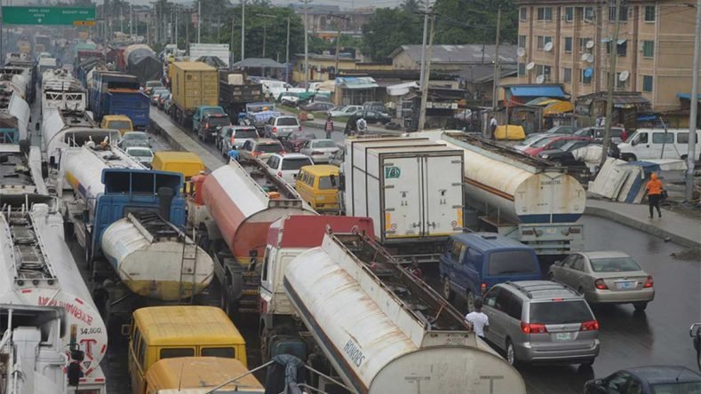 Naira scarcity: Lagos-Ibadan Expressway blocked by protesters, travellers stranded