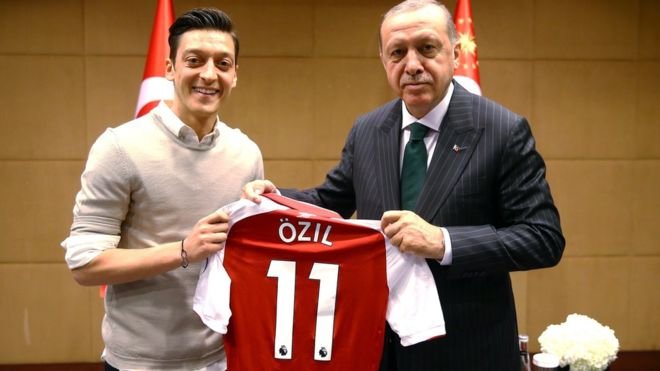 Mesut Ozil presents President Recep Tayyip Erdogan with his Arsenal shirt
