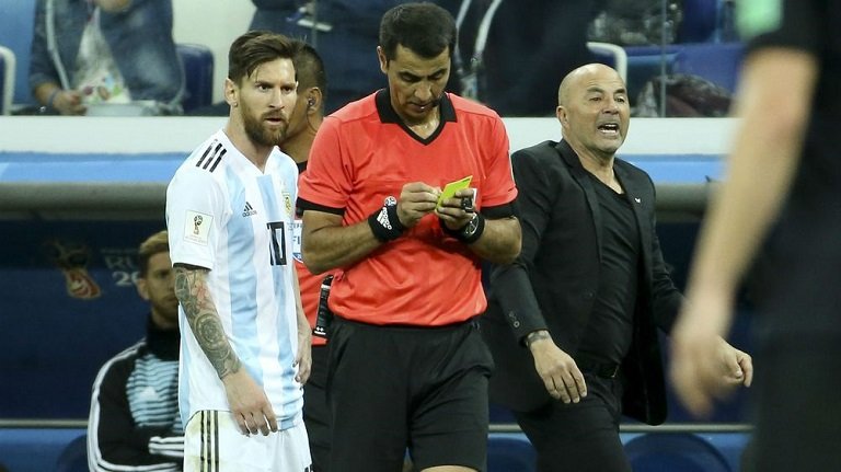 Jorge Sampaoli spoke to Lionel Messi before Sergio Aguero was introduced