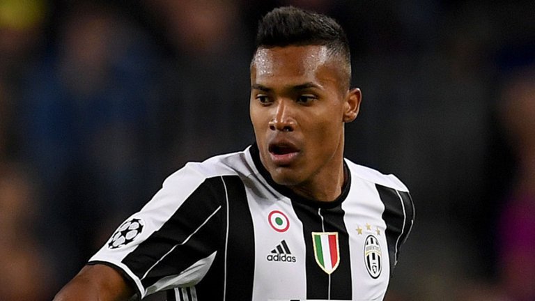 Manchester United are close to completing a £53m move for Juventus left full back Alex Sandro