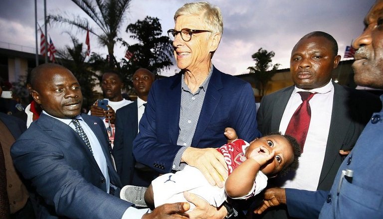 Arsene Wenger was received in Liberia by a large crowd