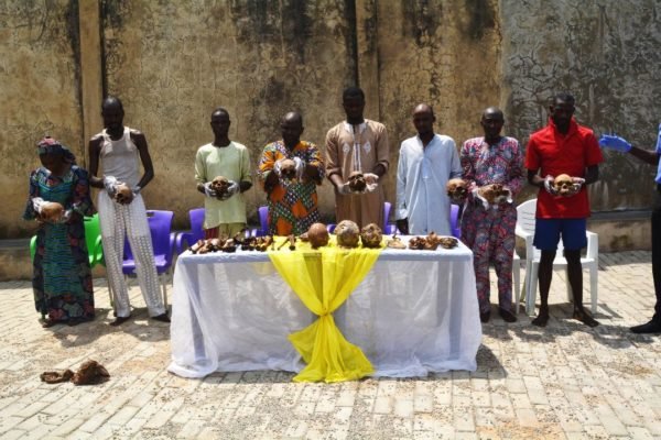 Nigeria Policeparaded the arrested ritual dealers with the human skulls in their possession