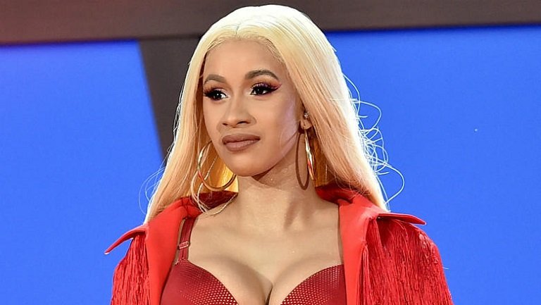 Cardi B has surrendered to New York police after an incident at a strip club in Queens