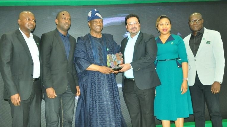 L-R: Kenechukwu Okonkwo, Regional Marketing Manager, Olufolahan Faseyitan, Regional Activation Manager Lagos 1, both of Globacom, Jimi Agbaje, renowned politician, Raj Narayan, Director, Secondary Sales, Marie Macfoy, State Head, SME- Lagos Zone and Eric Uwaomah, Head, Enterprise Sales, all of Globacom, at the formal presentation of the ‘Most Innovative Product of the Year’ award to Globacom for its ‘Glo Yakata’ plan at the IamBrandNigeria Award/Gala in Lagos on Sunday