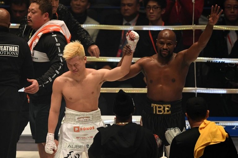Floyd Mayweather defeated Japanese kickboxer Tenshin Nasukawa by TKO in the 1st round of an exhibition in Tokyo
