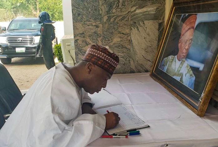 Senate President Bukola Saraki signing the condolence register at Alhaji Shehu Shagari's residence in Sokoto