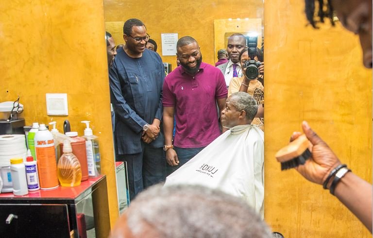 Vice President Yemi Osinbajo was in Wuse II neighbourhood where he stopped by a barbers shop interacting with customers, workers and the shop owner