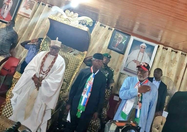 Deji of Akure, Oba Aladetoyinbo Ogunlade Aladelusi, VP Yemi Osinbajo and Governor Rotimi Akeredolu at the Deji's palace