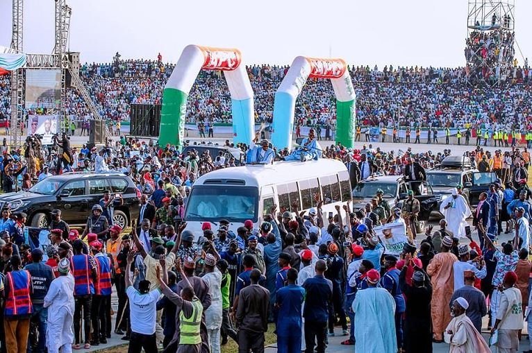 President Muhammadu Buhari was dazed by the mammoth crowd that received him in Kaduna