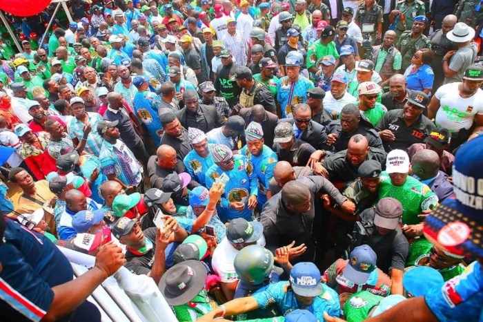 The crowd at the Lagos APC rally shortly before the attack on MC Oluomo, NURTW, Babajide Sanwo-Olu, Governor Akinwunmi Ambode, 