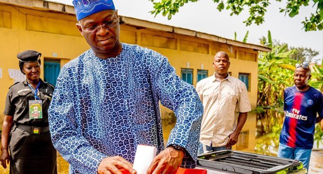 Babatunde Fashola casting his ballot during the governorship polls in Lagos