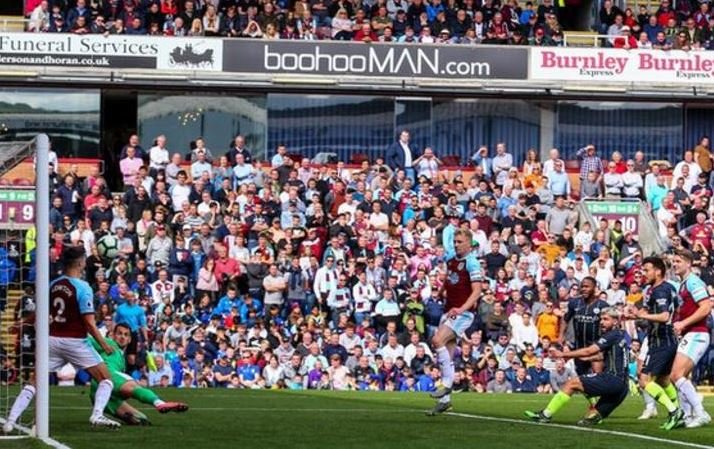 Sergio Aguero scored his 20th goal of the season as Manchester City beat Burnley 1-0 to go top of the table