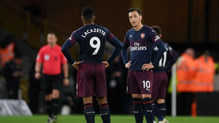 Arsenal players looking dejected