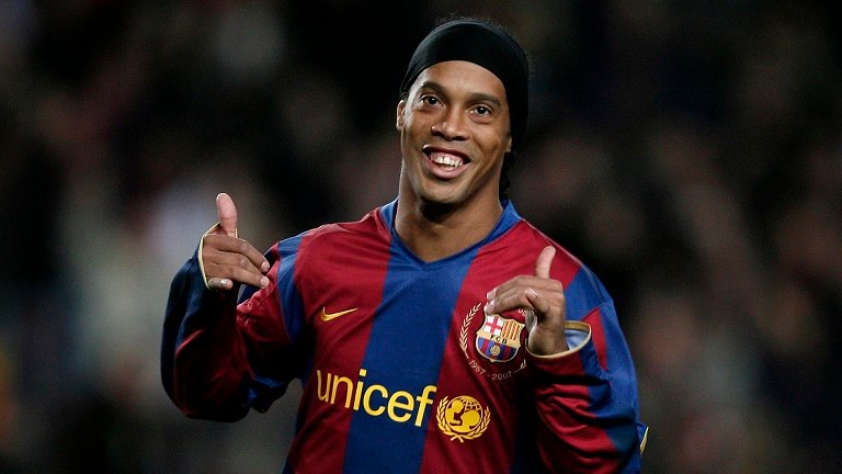 Ronaldinho thinks Man Utd isnt out yet against Barca