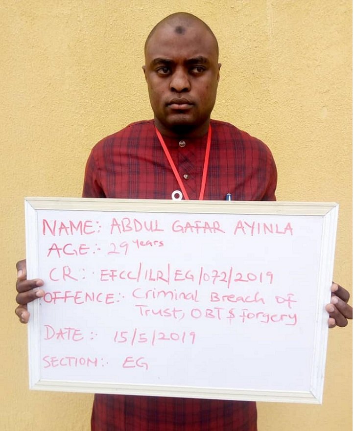 Suspect Abdulgafar Ayinla in EFCC ner