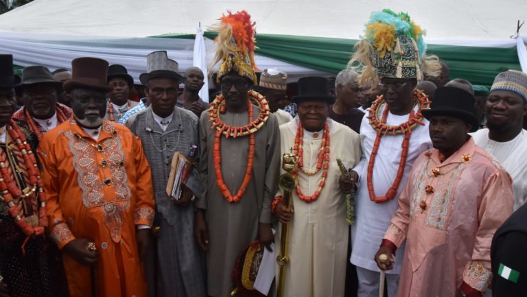 Pic.1. From third right: Minister of State for Petroleum Resources, Chief Timipre Sylva; King Kroma Eleki, Chairman of Kula Supreme Rulers/Member, Rivers State Council of Traditional Rulers; Mele Kyari, Group Managing Director of the NNPC and other traditional rulers during the joint visit of stakeholders to Oil Mining Licence (OML) 25 communities and its facilities in Rivers on Saturday (28/9/19). 06391/28/9/2019/Jones Bamidele/NAN