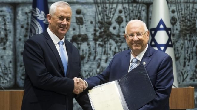 Benny Gantz (L) received the mandate from President Reuven Rivlin