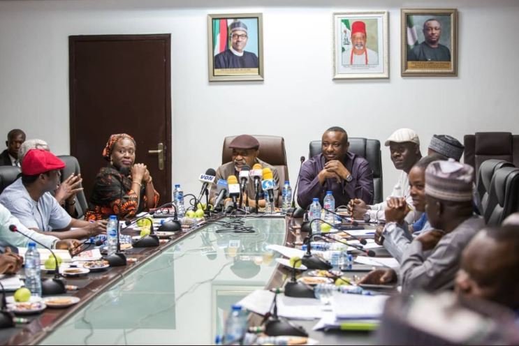 Labour unions and the federal government locked in negotiations on salary increase