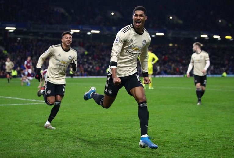 Marcus Rashford and Antonio Martial both scored as Manchester United closed in on top four