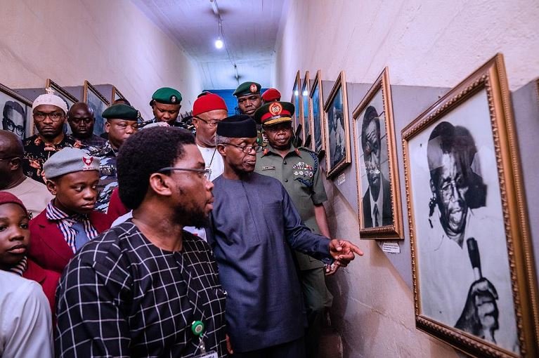 Vice President Yemi Osinbajo accompanied by Governor Ikpeazu and others at the National War Museum, Umuahia, Abia State