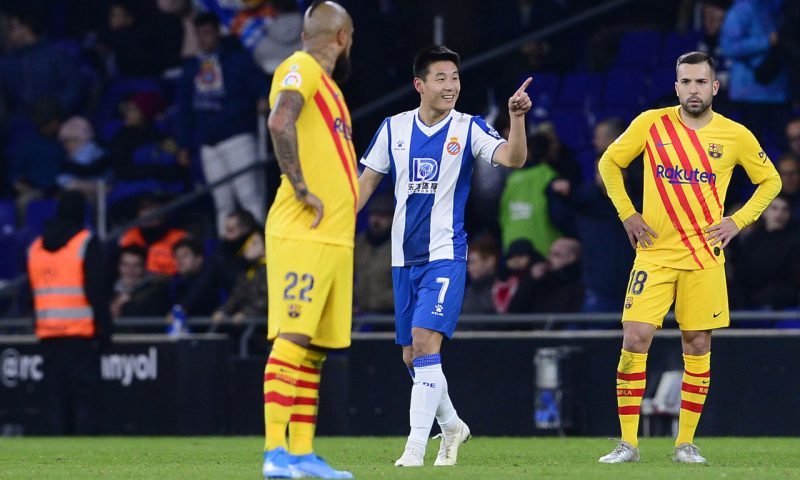 Espanyol’s Chinese forward Wu Lei (C)