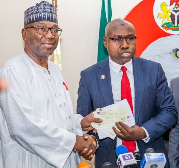 Governor Abdulrahman Abdulrazaq of Kwara receiving recovered funds from EFCC