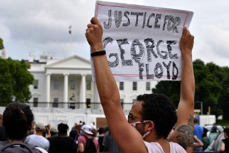 Protesters march following the verdict in the trial of former Minneapolis police officer Derek Chauvin, found guilty of the death of George Floyd, in Brooklyn, New York City, New York, U.S., April 20, 2021. REUTERS/Jeenah Moon/File Photo