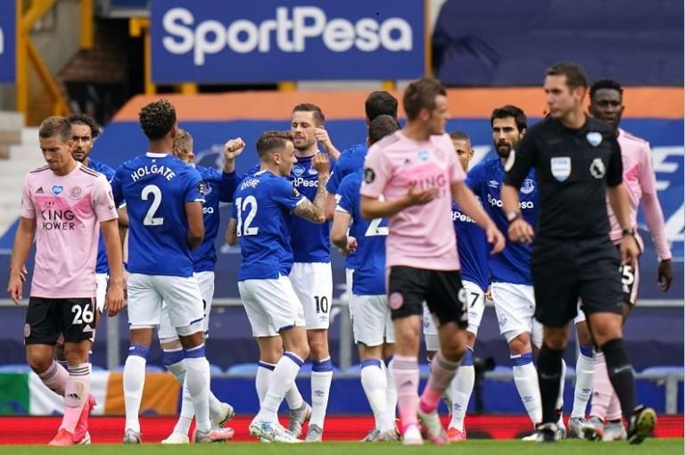 Gylfi Sigurdsson strikes from the spot to give Everton a 2-0 lead