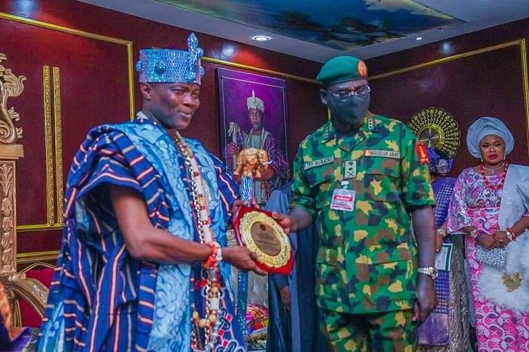 Olowu of Kuta presents General Buratai with a plaque after the construction of Tukur Yusuf Buratai Bailey Bridge commissioned by Governor Isiaka Oyetola of Osun State