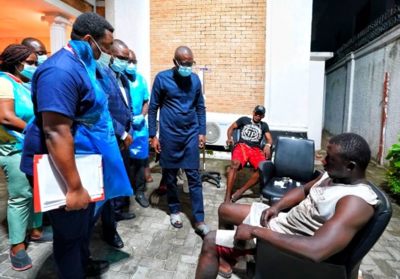 Governor Babajide Sanwo-Olu visiting victims at a hospital in Lagos State
