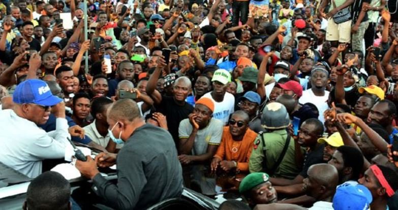 Governor Gboyega Oyetola of Osun state addressing #EndSARS protesters before he was attacked