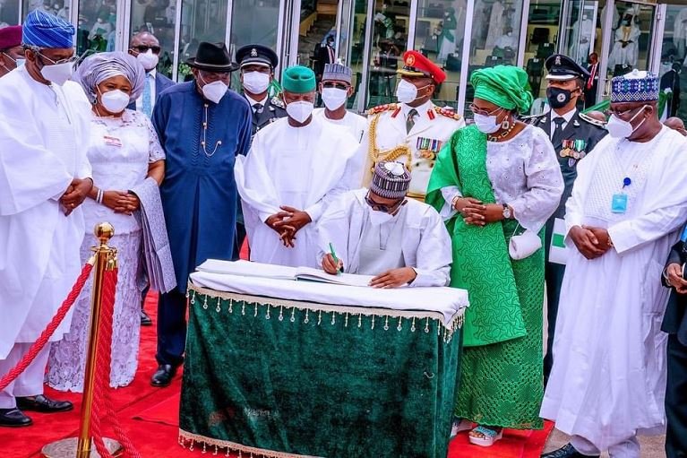 Speaker Femi Gbajabiamila with the Senate President Dr Ahmad Lawan, The Vice President Professor Yemi Osinbajo and President Muhammadu Buhari and other dignitries at the 60th independence anniversary ceremony at the eagle Square in Abuja