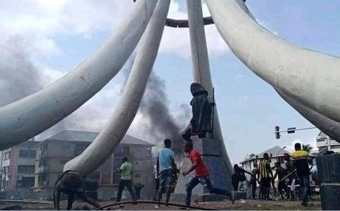 Protesters have set Zik statue in Anambra on fire