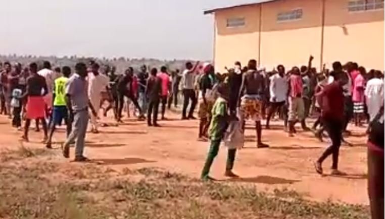 Residents looting a warehouse in Plateau state adamawa