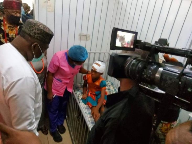 Governor Ugwuanyi of Enugu engages an injured pupil