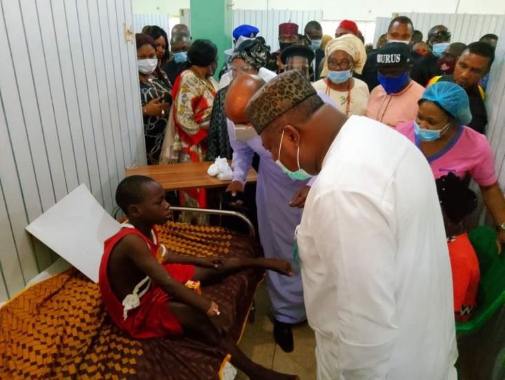 Governor Ugwuanyi visits school children involved in a road accident in Enugu State