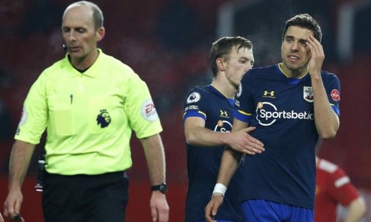 Mike Dean's officiating irked Southampton players and manager