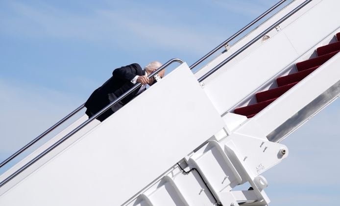 Biden Stumbles on Air force one