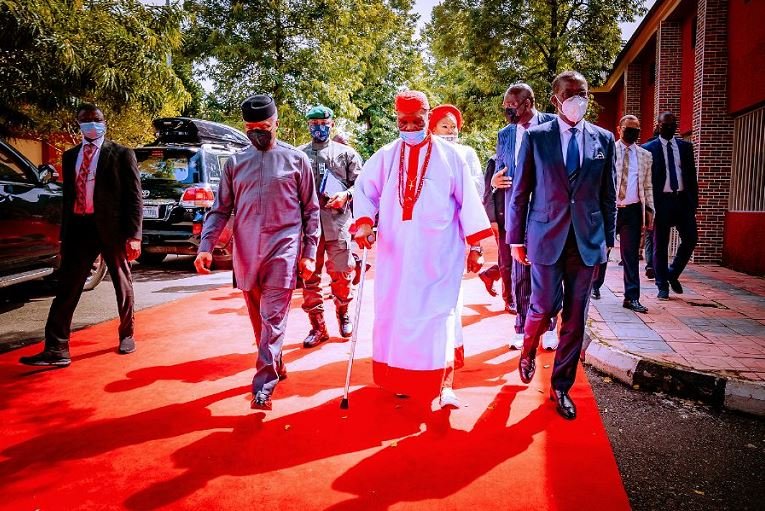 Vice President Yemi Osinbajo SAN accompanied by Delta State Governor Dr. Ifeanyi Okowa, Minister of State for Labour Barr. Festus Keyamo pay a courtesy call on the Obi of Owa Kingdom and Chairman Delta State Traditional Rulers Council Dr. Emmanuel Efeizomor II in Delta State. 6th May, 2021