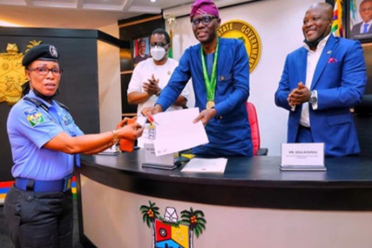 Chioma Ajunwa recieving house gift from Lagos state governor, Babajide Sanwo-Olu