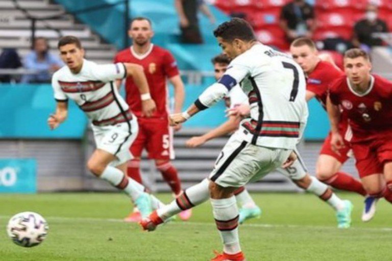 Ronaldo breaks record as Portugal thrash Hungary
