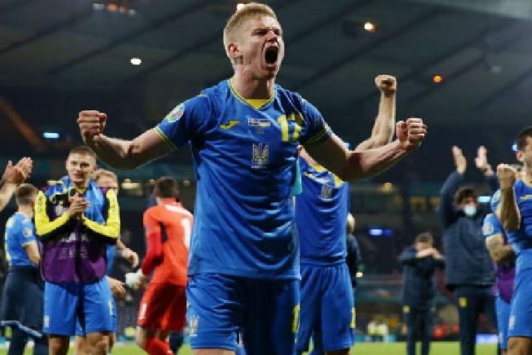 Ukraine beat 10-man Sweden to reach last 8