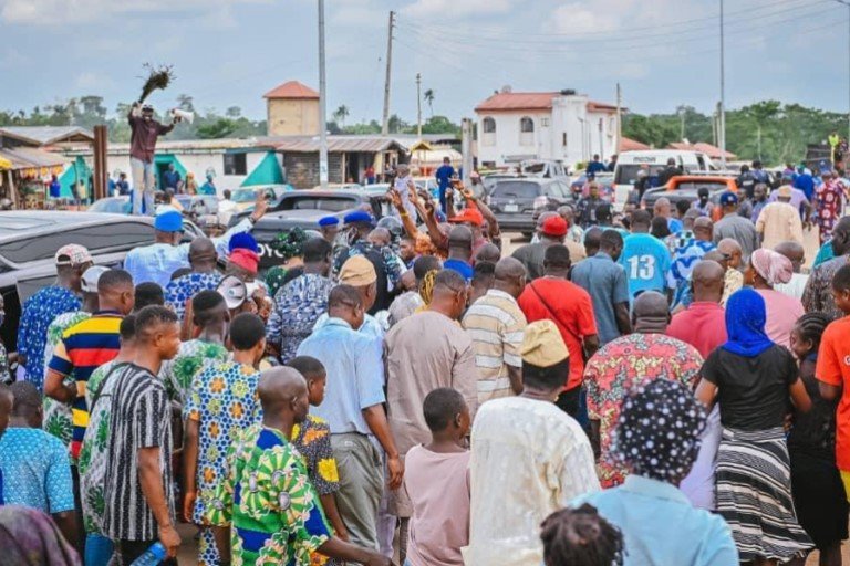 Rotimi Akeredolu welcomed by an ecstatic crowd in Owo, Ondo state