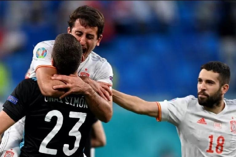 Mikel Oyarzabal of Spain celebrates their side's victory in the penalty shoot out with team mate Unai Simon after the UEFA Euro 2020 Championship Quarter-final match between Switzerland and Spain at Saint Petersburg Stadium