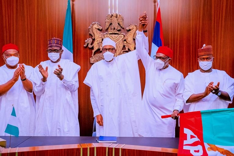 President Muhammadu Buhari with L-R: Osun State Governor Gboyega Oyetola, Imo State Governor Hope Uzodinma, APC Chairman Caretaker Committee and Yobe State Governor H.E. Mai Mala Buni, APC Candidate for the Anambra Gubernatorial Elections Senator Andy Uba, Kogi State Governor Yahaya Bello as Senator Andy Uba is presented APC flag for the Anambra gubernatorial election on 31st Aug 2021