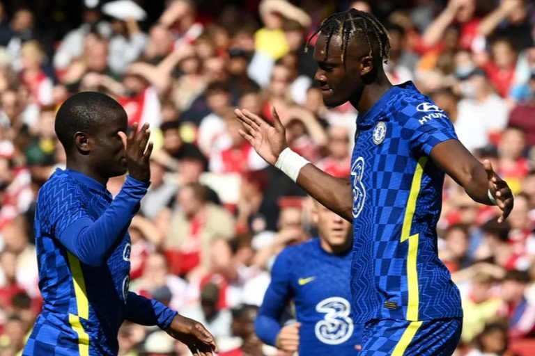 Tammy Abraham celebrates with N'Golo Kante Chelsea