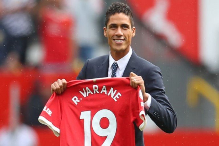 Raphael Varane will play at Old Trafford until 2025